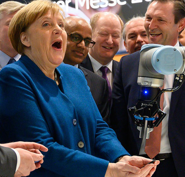 Angela Merkel en interaction avec la pince de Robitiq à Hannover Messe
