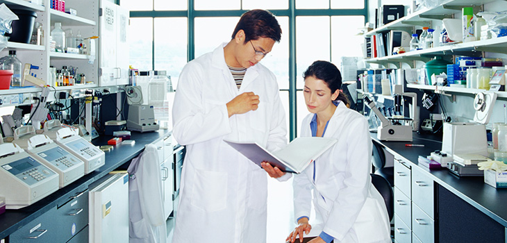 Photo de pharmaciens dans un laboratoire
