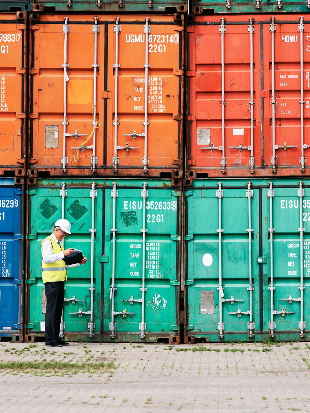 Un inspecteur vérifie les conteneurs dans un port