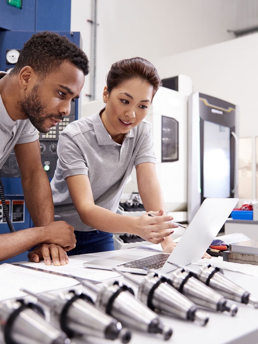 Une ingénieure et un employé analyse des données sur un ordinateur