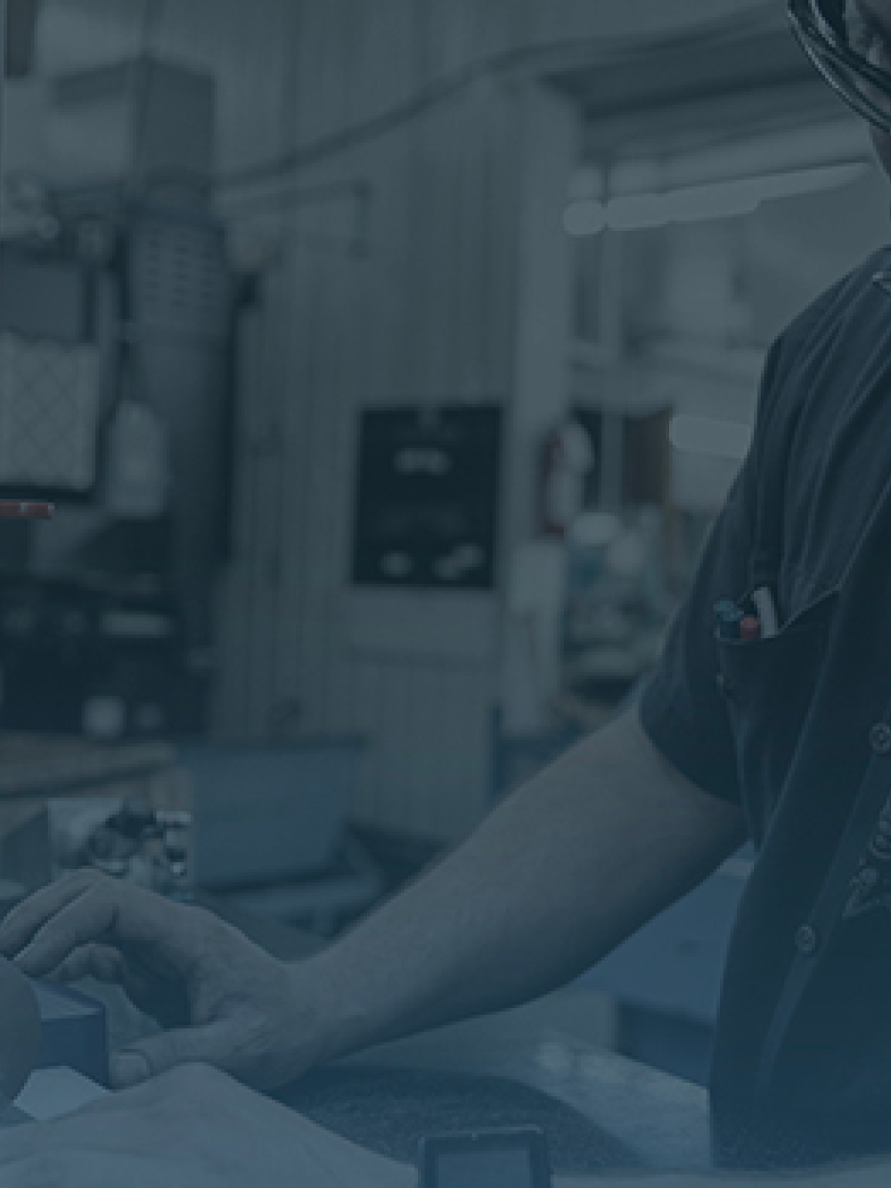 Opérateur travaillant sur un équipement d’usinage de haute précision dans un atelier manufacturier.