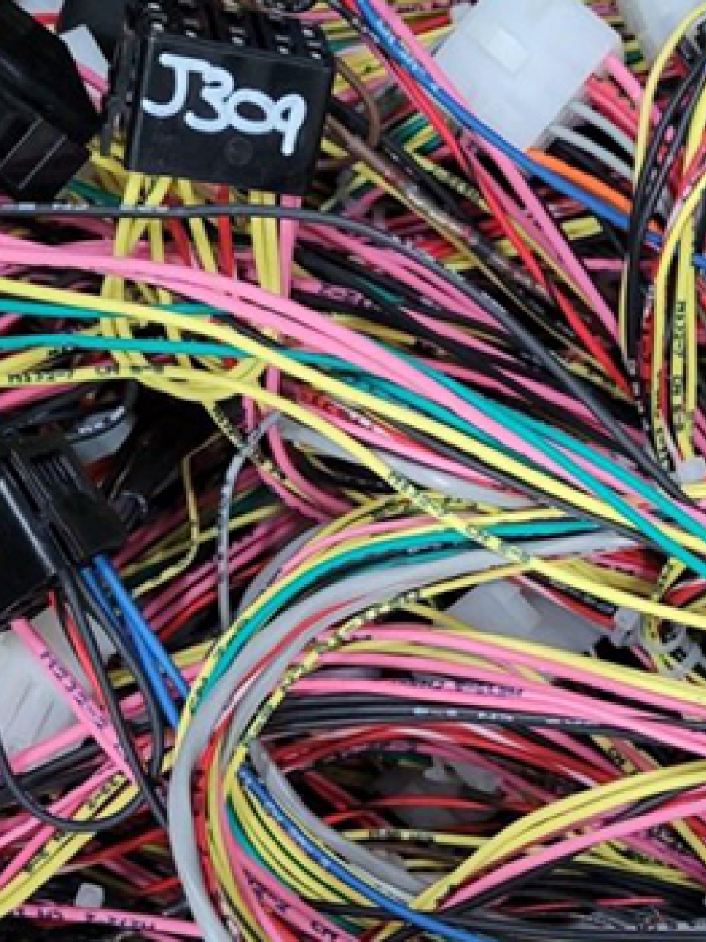 Ensemble de faisceaux de fils électriques multicolores avec connecteurs et étiquettes de repérage.