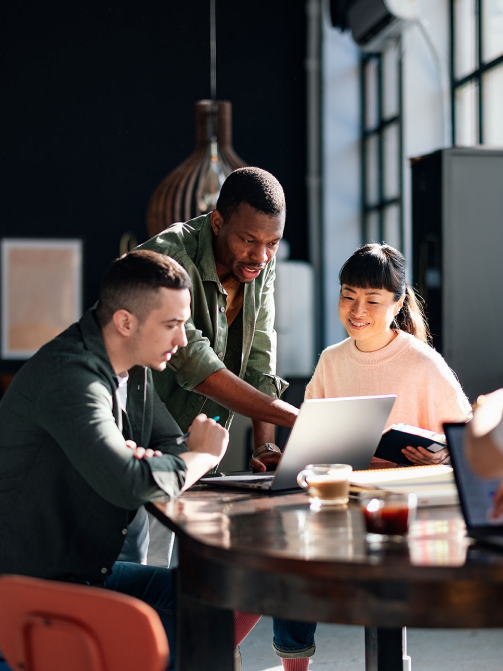 Des collègues réalisent un projet dans un espace collaboratif