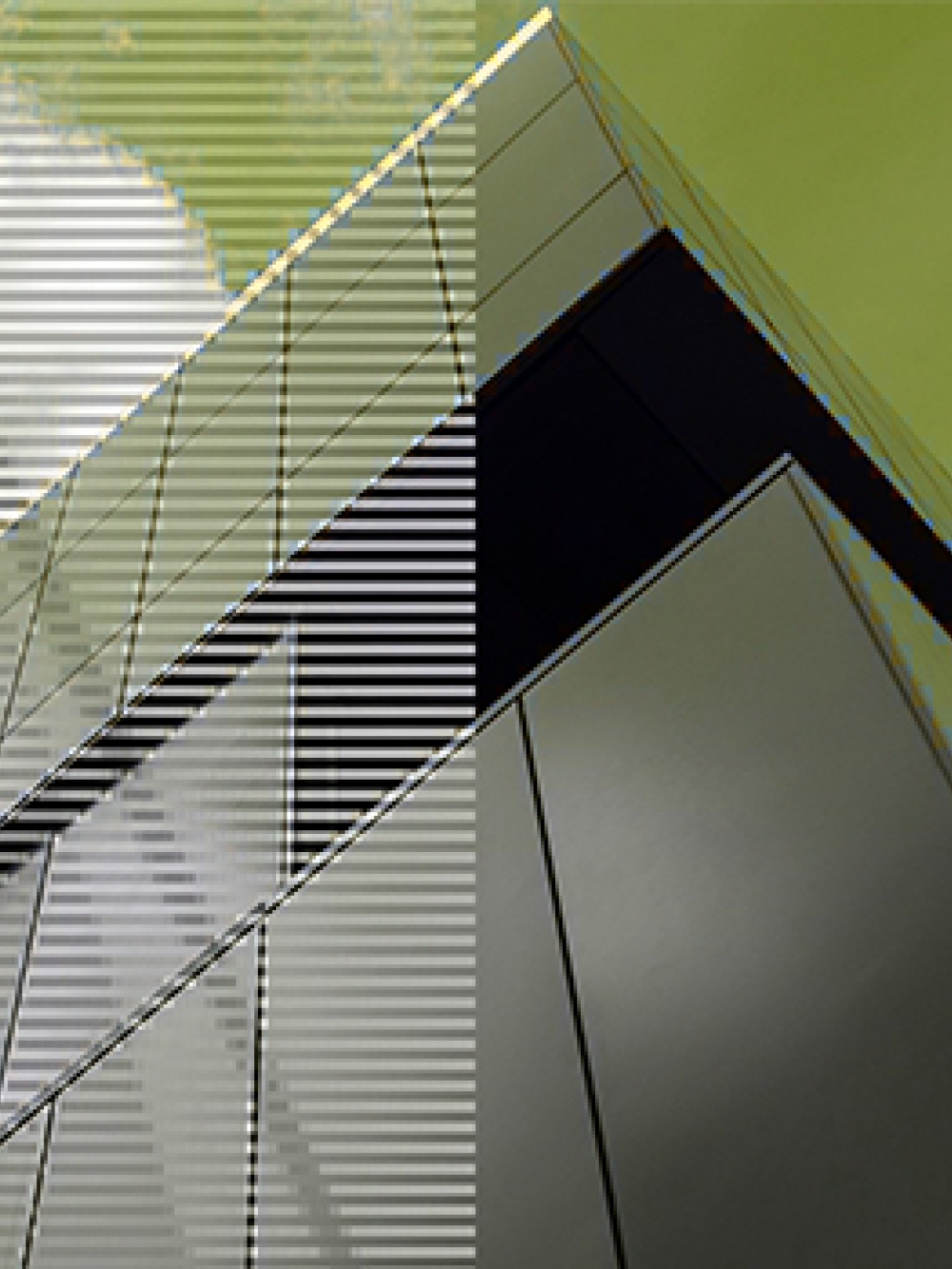 Vue artistique d’un bâtiment moderne en revêtement métallique, avec des lignes diagonales et un ciel vert en arrière‑plan.