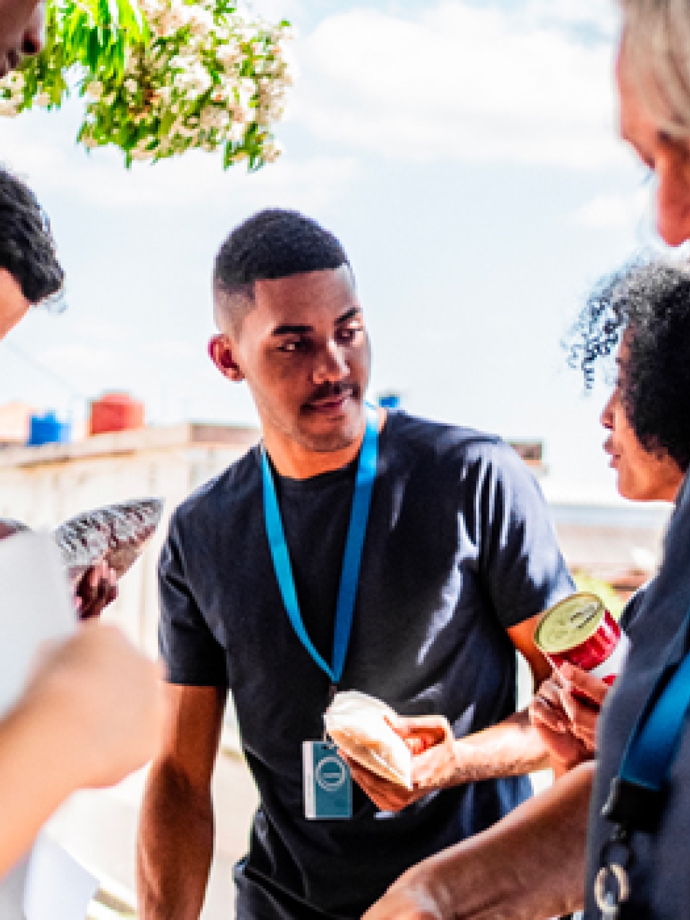 Groupe de personnes portant des chandails assortis et des lanières d’identification, rassemblées à l’extérieur lors d’une activité communautaire.