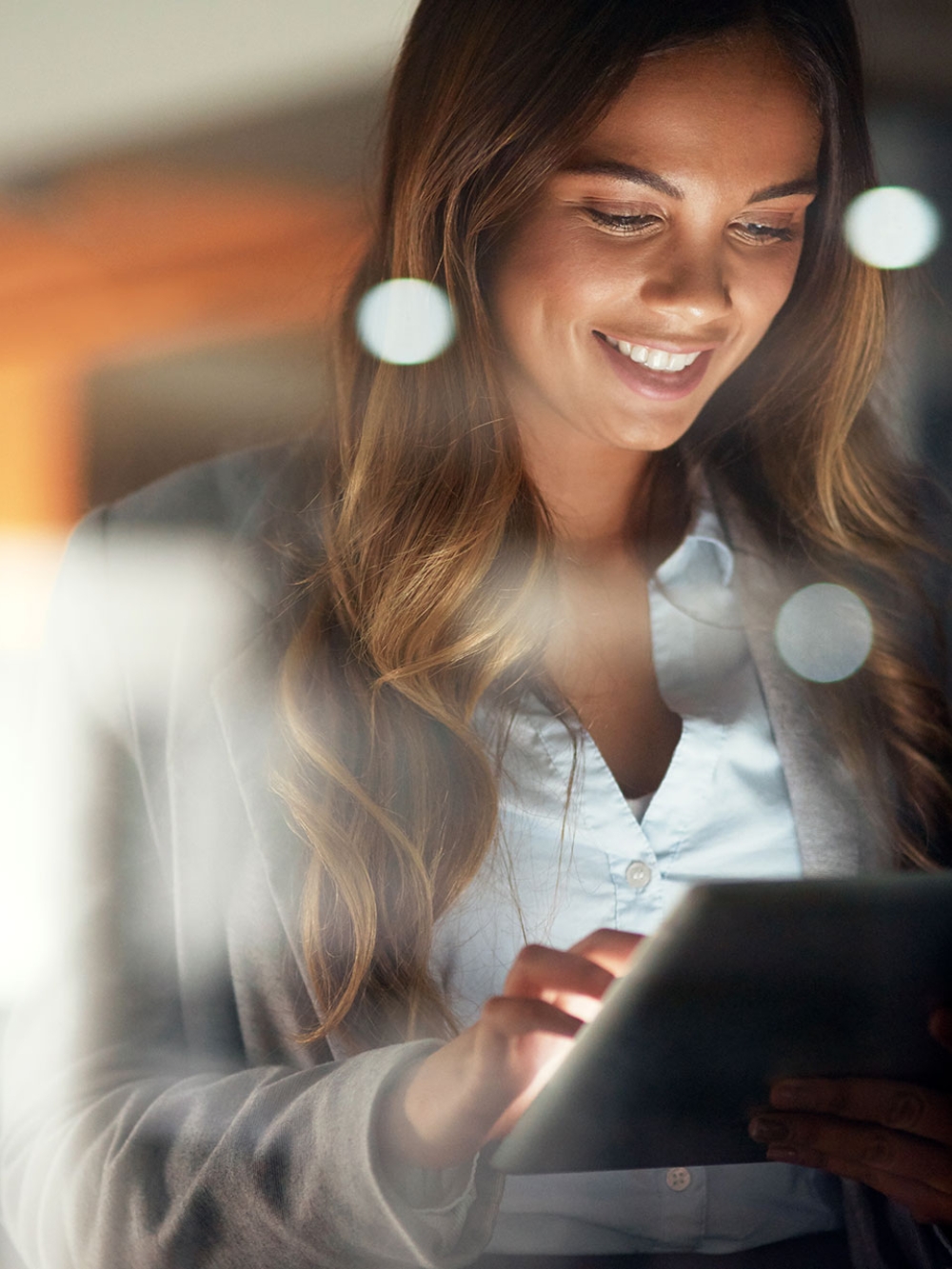 Une femme consulte une tablette dans un bureau