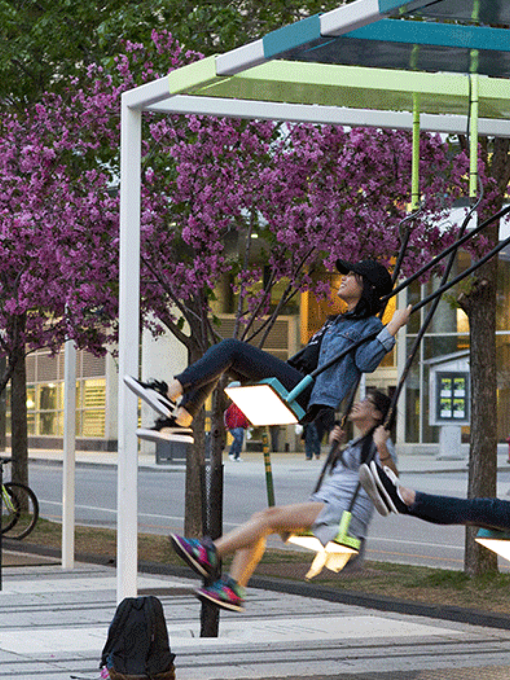 Balançoires au Quartier des spectacles de Montréal