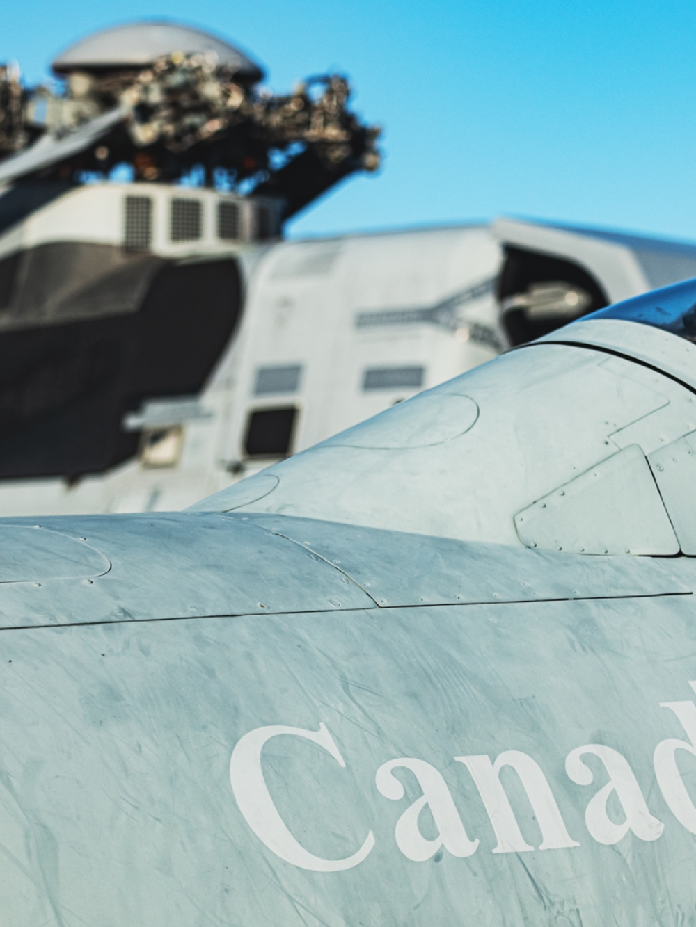 Image d'un avion de chasse et hélicoptère des forces armées canadiennes