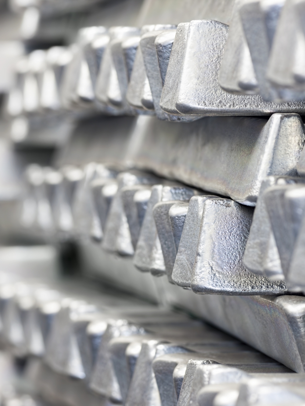 Une pile de barres d'aluminium